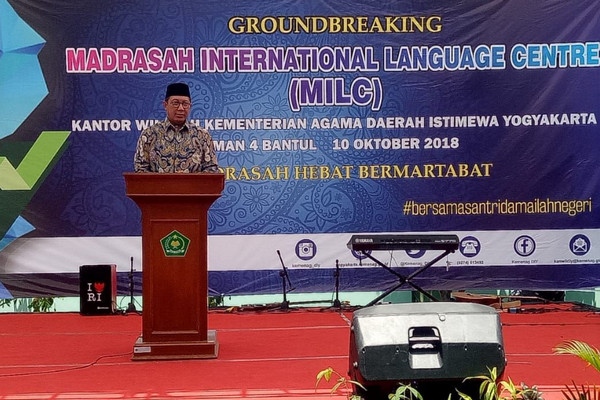 Menteri Agama, Lukman Hakim Saifuddin, saat acara peletakan batu pertama pembangunan Madrasah International Language Centre (MILC) di MAN 4 Bantul, DIY, Rabu (10/10). (Foto: Kanwil Kemenag DIY)