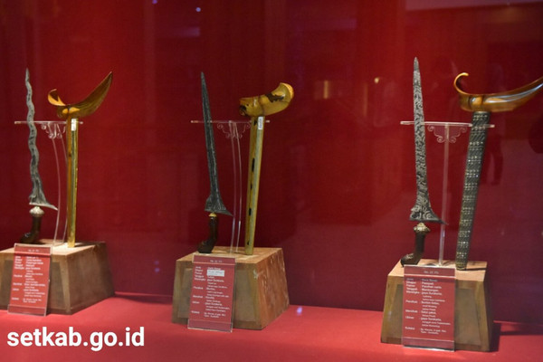  Beberapa keris koleksi Museum Keris Nusantara di Kota Solo, Jawa Tengah. (Foto: Twitter/@setkabgoid)