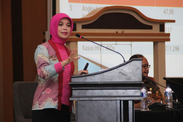 Ketua Tim Penggerak PKK Jateng, Siti Atikoh Supriyanti, saat menjadi pemateri acara pertemuan "Koordinasi Kesehatan Masyarakat" di Kota Semarang, Jawa Tengah, Maret 2017. (Foto: Twitter/@humasjateng)