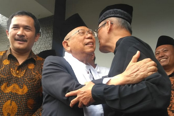 Calon Wakil Presiden nomor urut 01, Ma'ruf Amin (tengah), berpelukan dengan mantan Ketua Umum PP Muhammadiyah, Syafii Maarif (kanan), di Sleman, DIY, Senin (15/10). (Foto: kumparan.com/Arfiansyah PP)
