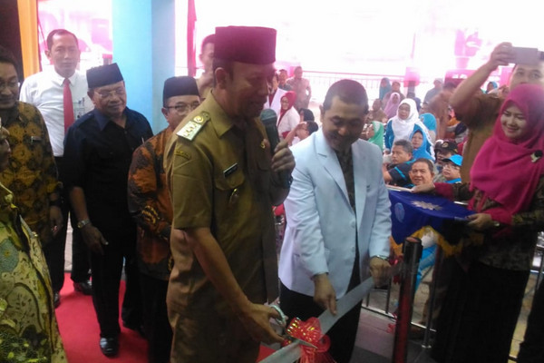Bupati Banyumas, Achmad Husein (tengah) saat meresmikan Klinik Pratama Rawat Inap Universitas Muhammadiyah Purwokerto (UMP), Kabupaten Banyumas, Jawa Tengah, Senin (15/10). (Foto: ump.ac.id) 