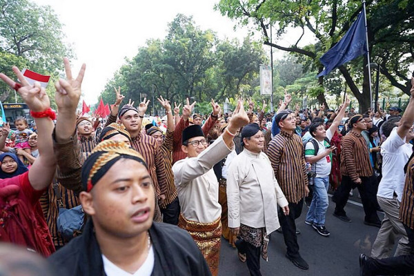  Pasangan Prabowo-Sandi (tengah) sela Deklarasi Kampanye Damai di Monas, Jakarta, 23 September 2018. (Foto: Twitter/@sandiuno)