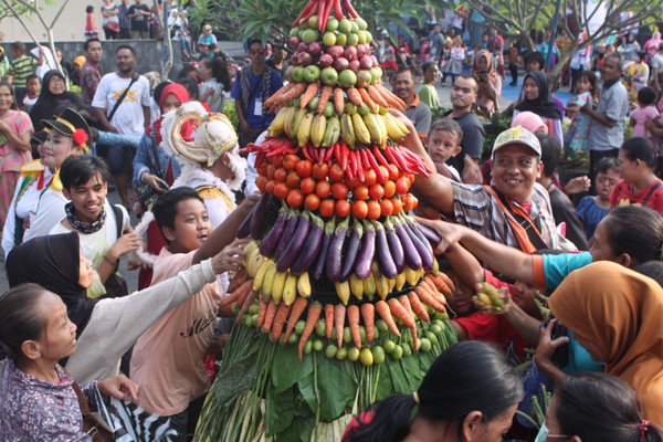 Penonton Grebek Pasar Tradisional Yogyakarta 2017 memperebutkan gunungan yang berisikan sayuran dan buah. (Foto: gudeg.net/Wirawan K)