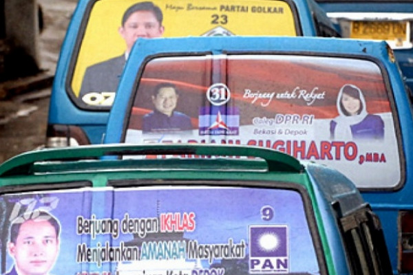 Stiker sejumlah calon legislatif (caleg) di angkutan kota (angkot). (Foto: metropolitan.id)