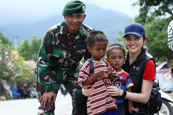 Puteria Indonesia 2018, Sonia Fergina Citra (kanan), bersama anak-anak korban bencana di Palu timur, Sulawesi Tengah, Kamis (18/10). ( (Foto: Instagram/@soniafergina)