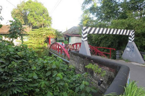  Jembatan merah di Jalan Afandi, Kecamatan Depok, Sleman, DIY. (Foto: kompasiana.com/Mbah Ukik)