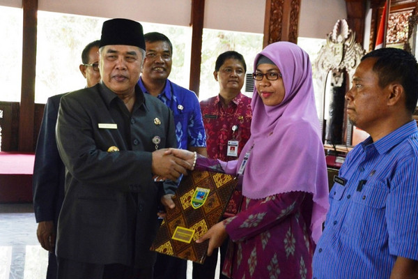 Pelaksana Tugas (Plt) Bupati Kebumen, Yazid Mahfudz (kiri), secara simbolis menyerahkan SK Kenaikan Pangkat kepada ASN di lingkungan Pemkab Kebumen di Pendopo Rumah Dinas Bupati Kebumen, Selasa (25/9). (Foto: kebumenkab.go.id)