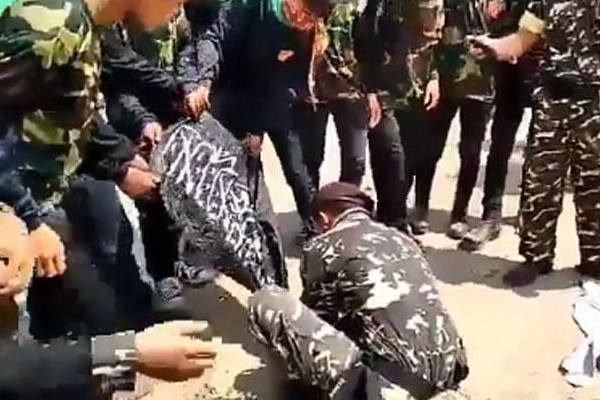 Anggota Banser Garut membakar bendera hitam bertuliskan kalimat tauhid. (Foto: Instagram.com)