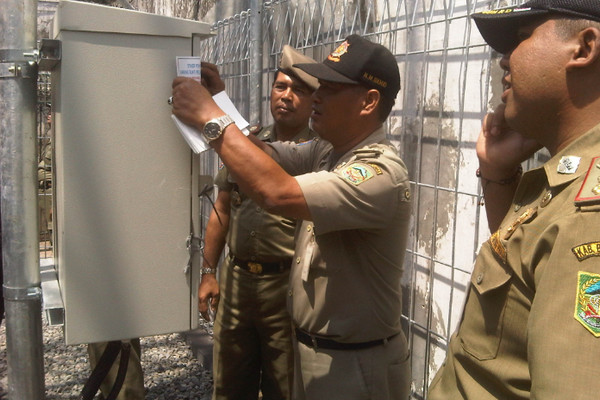 Petugas Satpol PP sedang menyegel sebuah bangunan. (Foto: banyumaskab.go.id)