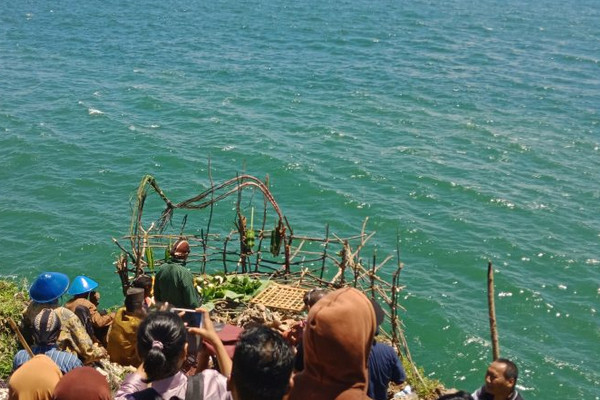 Penduduk Desa Girikarto, Kecamatan Panggang, Kabupaten Gunung Kidul, DIY, melaksanakan sedekah laut Bubuh Bubuh Tanjung Kesirat, Februari 2018. (Foto: jogja.polri.go.id) 