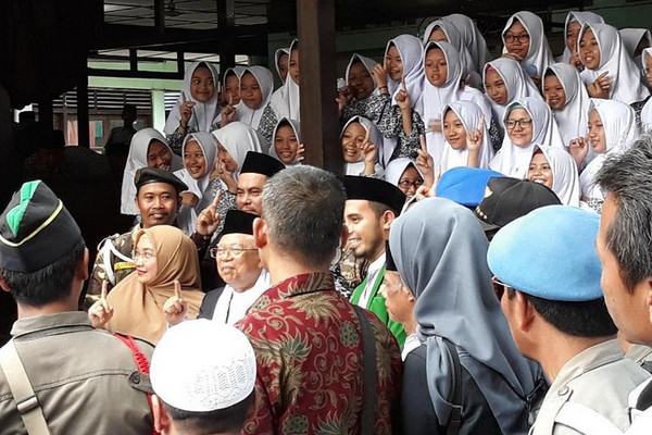 Cawapres nomor urut 01, Ma'ruf Amin, bersama sejumlah pengurus dan santri berpose satu jari sebelum meninggalkan Ponpes Al-Muayyad Solo, Jateng, Rabu (24/10). (Foto: detik.com/Bayu AI)
