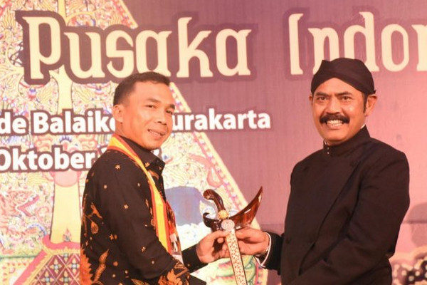 Bupati Batang, Wihaji (kiri), menerima penghargaan berupa berupa keris dan batik dari Wali Kota Surakarta, FX Hadi Rudiatmo (kanan), di pendopo Taman Budaya Surakarta, Jateng, Kamis (25/10). (Foto: Ist)