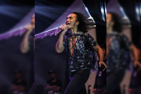 Kaka "Slank" saat manggung di Kabupaten Cianjur, Jawa Barat, awal September 2018. (Foto: Twitter/@fishGOD)