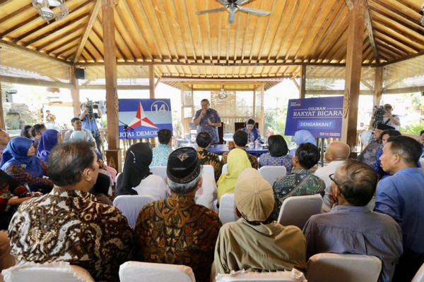 Ketua Umum DPP Demokrat, Susilo Bambang Yudhoyono atau SBY (tengah), saat berdialog dengan masyarakat Kabupaten Klaten, Jawa Tengah (Jateng), di Kecamatan Prambanan, Klaten, Sabtu (27/10) siang. (Foto: demokrat.or.id)