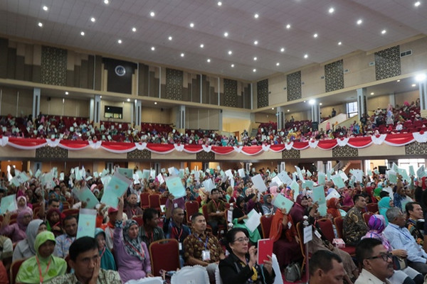 Pembagian sertifikat tanah pada Desember 2017. (Foto: BPN/snki.ekon.go.id)