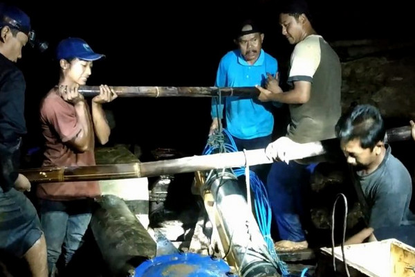 Pekerja memperbaiki pompa 75 kW milik PDAM Trita Handayani Gunung Kidul di Sungai bawah tanah Goa Bribin, Oktober 2018. (Foto: pdamgunungkidul.com)