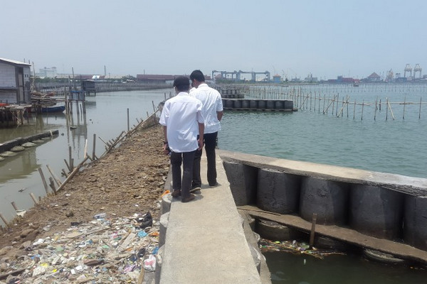  Perwakilan Kementerian PUPR saat meninjau kawasan Kampung Bahari Tambak Lorok, Kota Semarang, Jateng. (Foto: pu.go.id)