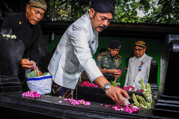 Wali Kota Surakarta, FX Hadi Rudyatmo, saat berziarah ke makam Ki Gede Sala, Baluwarti. (Foto: surakarta.go.id)