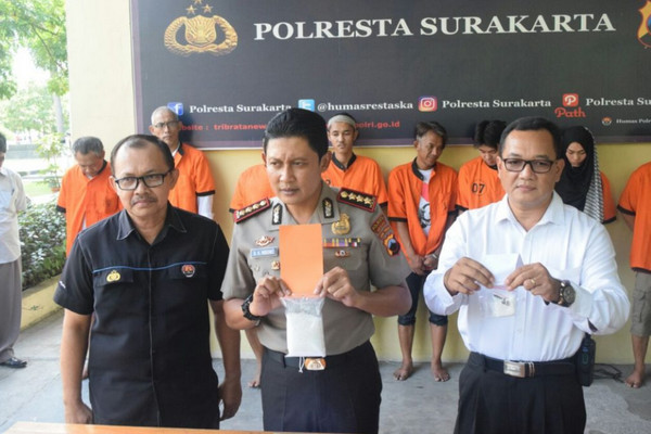  Polresta Surakarta, Mei 2018, menunjukkan barang bukti berupa sabu-sabu yang diamankan dari sembilan orang terlibat kasus dugaan penyalahgunaan narkotika di tujuh lokasi. (Foto: jateng.polri.go.id)