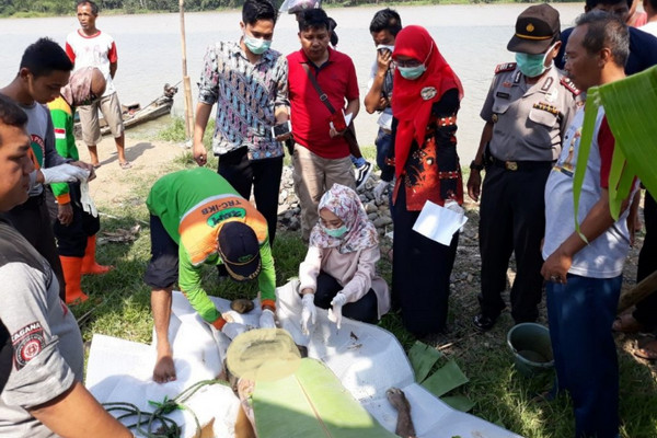 Petugas mengevakuasi mayat yang ditemukan terapung di Sungai Logawa, Desa Notog, Kecamatan Patikraja, KabupatenBanyumas, Jateng, 7 April 2017. (Foto: jateng.polri.go.id)