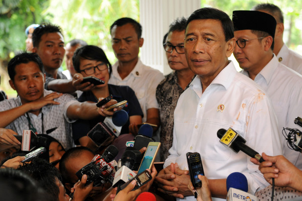 Menko Polhukam Wiranto menjawab wartawan usai mendampingi Presiden Jokowi melaksanakan salat Jumat di Lapangan Monas, Jakarta, 2 Desember 2016. (Foto: Sekretariat Kabinet)