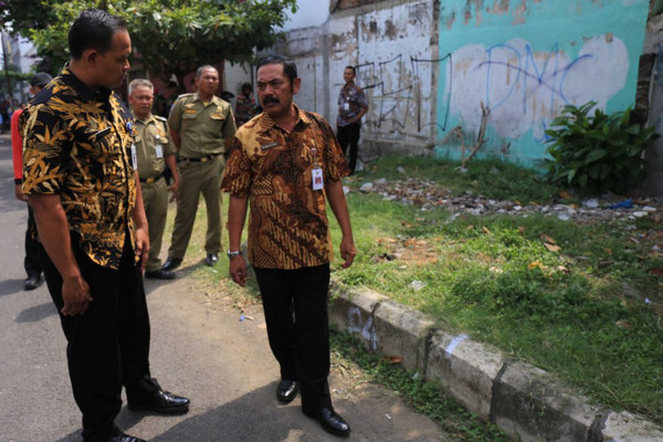 Wali Kota Surakarta, FX Hadi Rudyatmo (kanan), meninjau lokasi di Jalan Sabang yang akan digunakan sebagai Pasar Legi darurat, Selasa (30/10). (Foto: surakarta.go.id)
