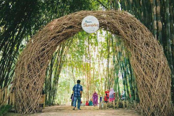  Pasar Slumpring di Desa Cempaka, Kecamatan Bumijawa, salah satu objek wisata di Kabupaten Tegal. (Foto: jatengprov.go.id)
