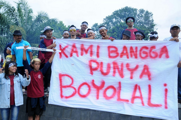 Peserta aksi "Boyolali Bermartabat" membentangkan spanduk di area Simpang Siaga. (Foto: Pemkab Boyolali, Jateng)