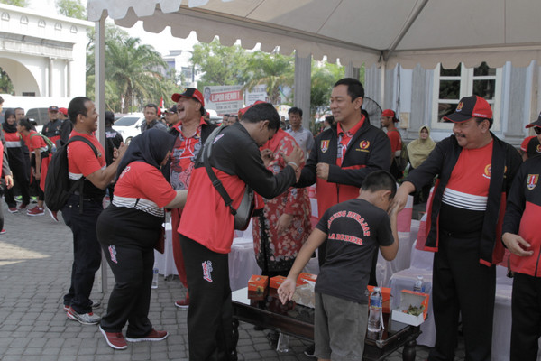  Wali Kota Semarang, Hendrar Prihadi, saat memberangkatkan 893 kontingen menuju Porprov Jateng XV 2018 di halaman Balai Kota Semarang, Jumat (19/10). (Foto: Kota Semarang, Jateng)