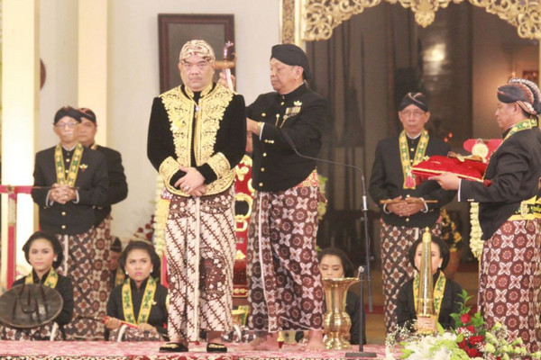 Prosesi Jumenengan KBPH Prabu Suryodilogo  menjadi KGPAA Paku Alam X di Bangsal Sewotomo, DIY, 7 Januari 2015. (Foto: jogjaprov.go.id)