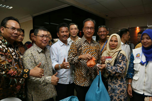  Menteri Sosial, Agus Gumiwang Kartasasmita (ketiga kanan), menyaksikan penarikan BNPT di Kota Batam, 28 Agustus 2018. (Foto: Kemensos)