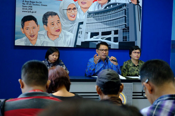 Ketua LPSK, Abdul Haris Semendawai (kemeja biru). (Foto: Twitter/@infoLPSK)