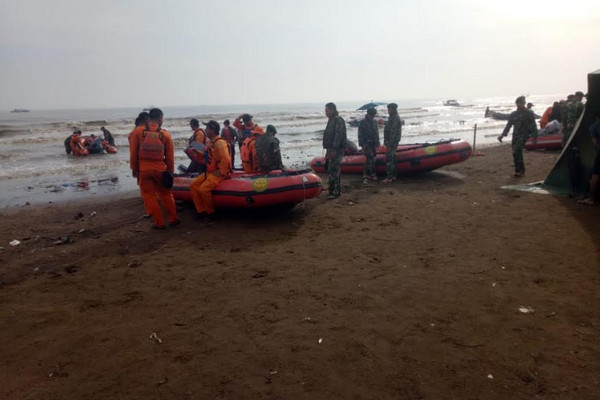 Tim gabungan saat akan memulai pencarian pesawat dan penumpang Lion Air PK-LQP nomor penerbangan JT-610 di perairan Karawang, Jabar, Sabtu (3/11). (Foto: Lion Air)