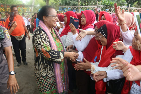 Menteri PPPA, Yohana Yembise (kiri), bersalaman dengan Srikandi Sungai Indonesia Kabupaten Klaten di Desa Pandes, Kabupaten Klaten, Jateng, Kamis (8/11). (Foto: Twitter/@kpp_pa)