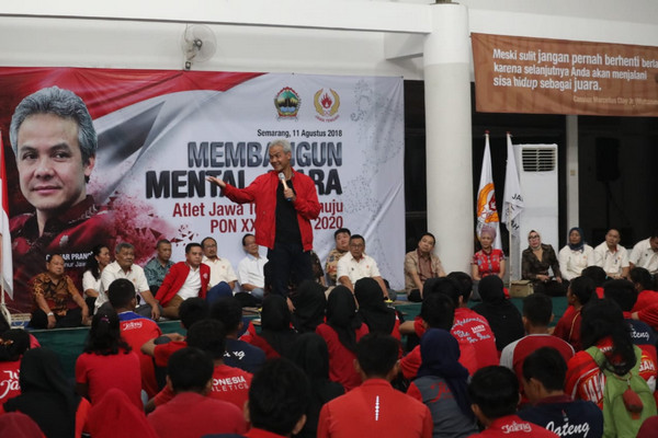 Gubernur Jateng, Ganjar Pranowo (tengah), saat memberikan pengarahan ke 192 atlet dan pelatih Jateng di Wisma Wushu, Sabtu (11/8). (Foto: jatengprov.go.id)