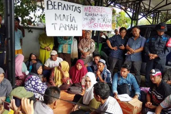 Bupati Kendal, Mirna Annisa (jilbab putih), berbincang dengan warga terdampak pembangunan jalan tol Batang-Semarang di Halaman Gedung DPRD Kendal, 27 April 2018. (Foto: Pemkab Kendal, Jateng)