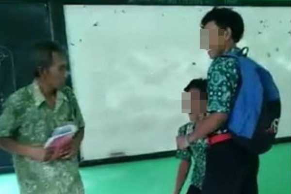 Insiden beberapa siswa SMK NU 03 Kaliwungu 'keroyok' guru di dalam kelas. (Foto: potongan video kejadian)