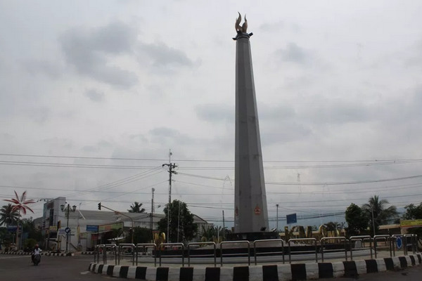 Tugu 0 Kilometer di perempatan Sibedug, Kajen, salah satu ikon Kabupaten Pekalongan, Jateng. (Foto: cintapekalongan.com)