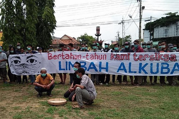 Warga Desa Sale saat demonstrasi di depan Gedung DPRD Rembang, Senin (12/11). (Foto: detik.com/Arif S)