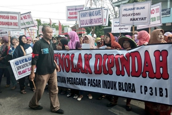 Pedagang Pasar Induk Blora, Jateng, menggelar aksi menolak direlokasi. (Foto: Ist)