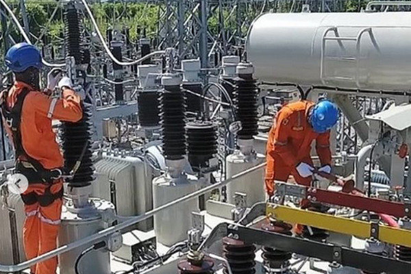 Petugas PLN memperbaiki gardu induk di Kabupaten Palu, Sulteng. (Foto: Instagra/@pln_id)
