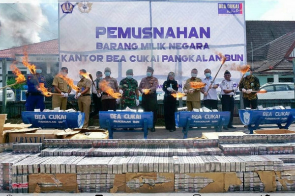 Bea Cukai Pangkalan Bun memusnahkan ratusan ribu batang rokok ilegal di lapangan PT Pelindo, Pangkalan Bun, Kabupaten Kotawaringin Barat, Kalteng, Selasa (10/4) lalu.
