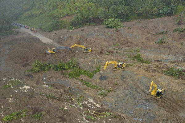 Longsor di Minahasa Selatan, Sulut, menutupi akses jalan trans Sulawesi di Desa Blongko, Kecamatan Sinonsayang, 11 Februari 2018. (Foto: BNPB)