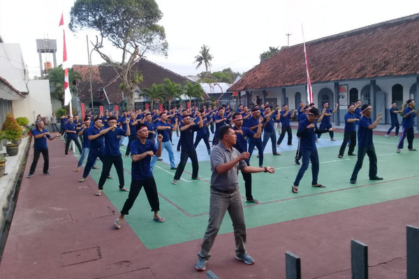  Petugas dan narapidana Lapas Kelas IIB Klaten mengikuti senam poco-poco untuk memperebutkan Guinness World Record, 5 Agustus 2018. (Foto: Twitter/@lapasklaten)