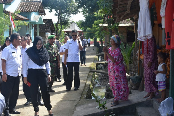 Bupati Kendal, Mirna Anissa (jilbab hitam), saat kunjungan kerja ke Desa Sojomerto, Kecamatan Gemuh, 24 Januari 2018. (Foto: Pemkab Kendal, Jateng)