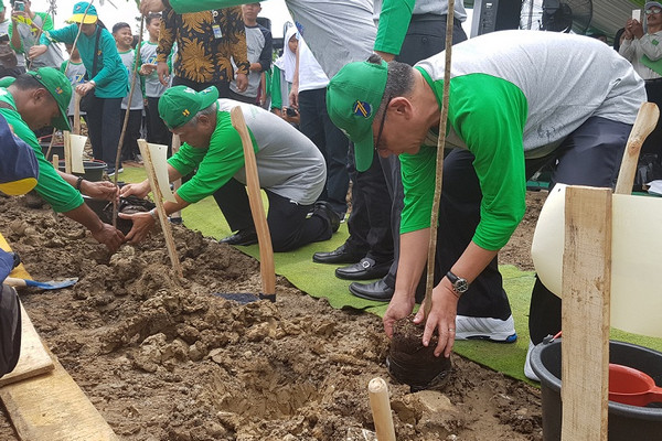 Kementerian PUPR melakukan penanaman pohon di ruas tol Cikopo-Palimanan, Simpang Kertajati KM 158, Kabupaten Majalengka, Jabar, 30 Desember 2016. (Foto: Kementerian PUPR)