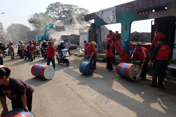 Disdag Kota Semarang meratakan belasan kios PKL dan hunian di sepanjang Barito terkait normalisasi Sungai Banjir Kanal Timur (BKT), 11 Juli 2018. (Foto: Pemkot Semarang, Jateng)