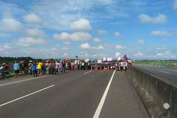 Warga empat desa di Kecamatan Brebes memblokir jalan tol jalur Brebes Timur (Brexit)-Pejagan KM 267, 21 Februari 2018. (Foto: kanigoro.com/Jamal)