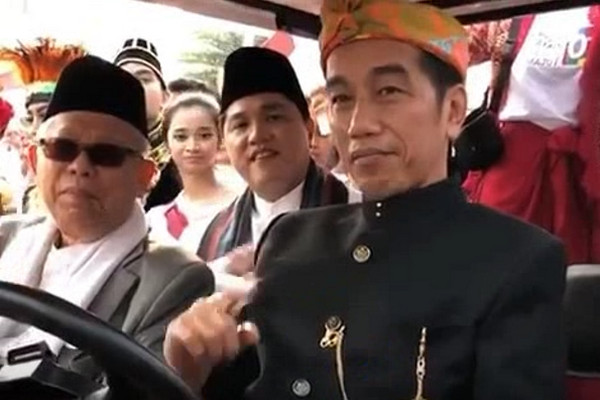 Ketua TKN KIK, Erick Thohir (tengah) bersama Jokowi dan Ma'ruf Amin sela deklarasi kampanye damai di Monas, Jakarta, 23 September 2018. (Foto: Instagram/@erickthohir)