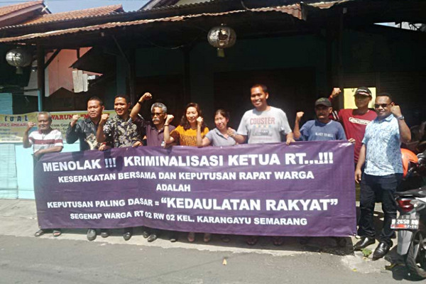 Ong Budiono dan sejumlah warga memprotes proses hukum terhadap dirinya. (Foto: jatengtoday.com/Andika P.)